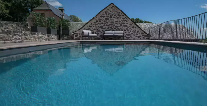 Une piscine angulaire construite dans une ancienne loge à cochons