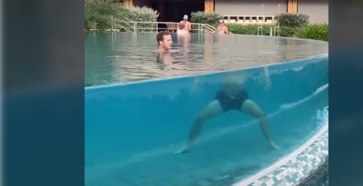 Un touriste perd la tête dans une piscine grâce à une illusion d'optique