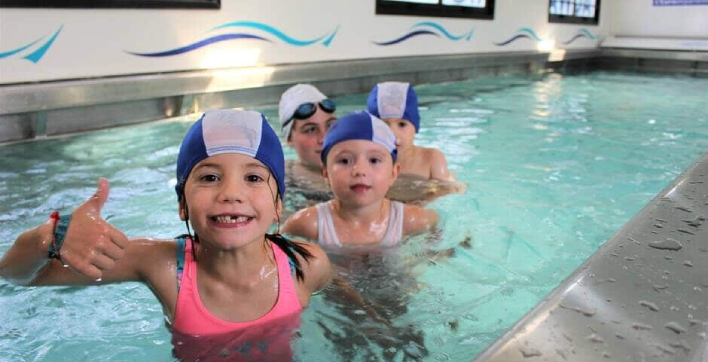 Des enfants ont pu apprendre à nager grâce à la piscine itinérante