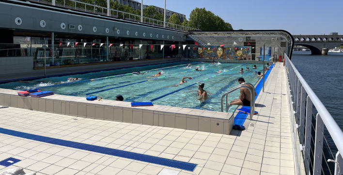 La piscine flottante à ciel ouvert installée directement sur la Seine à Paris 13