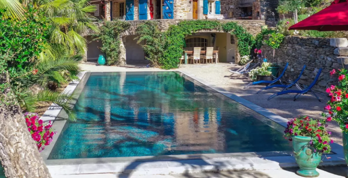 Une piscine miroir construire en béton armé signée Diffazur