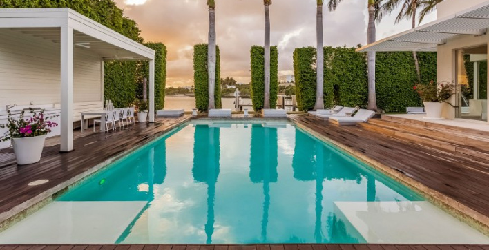 Une piscine a effet miroir a Miami Beach