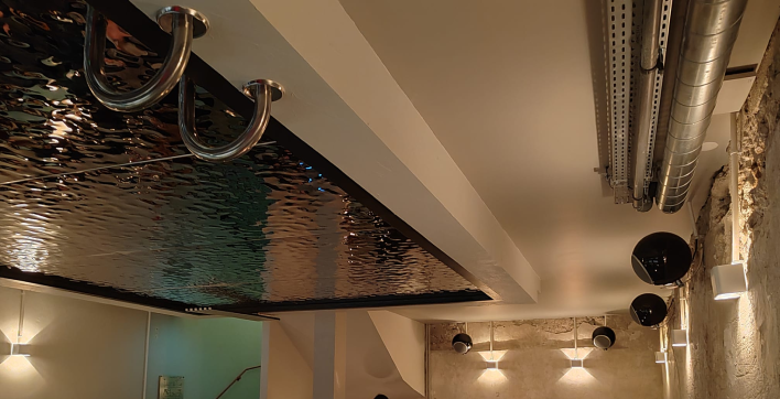 La piscine collée au plafond de The Underpool, un bar parisien