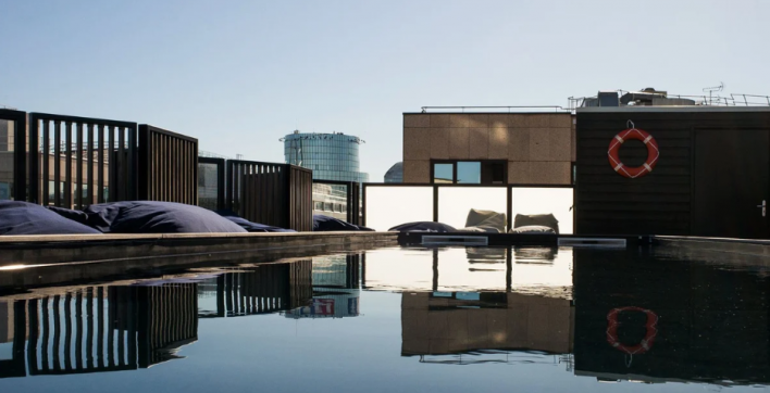 Le rooftop avec piscine de l'hôtel Mercure de Boulogne