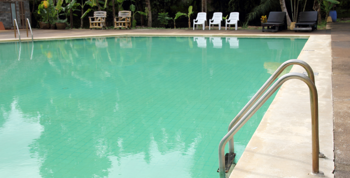 Comment traiter une eau de piscine devenue verte après un orage ?