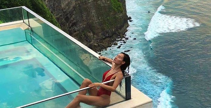 Piscine du complexe Edge Resort à Bali