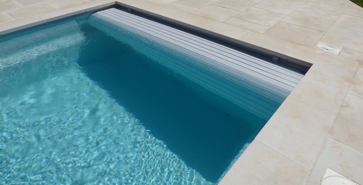 Piscine coque avec volet roulant immergé