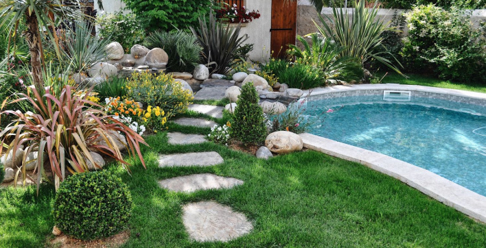 Planter son gazon au plus près de sa piscine, bonne ou mauvaise idée ?