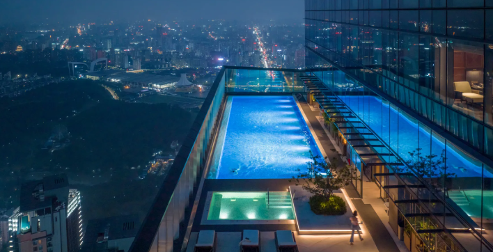 Zoom sur la plus haute piscine extérieure au monde située en Chine