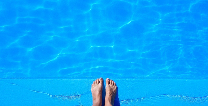 une piscine avec une eau propre