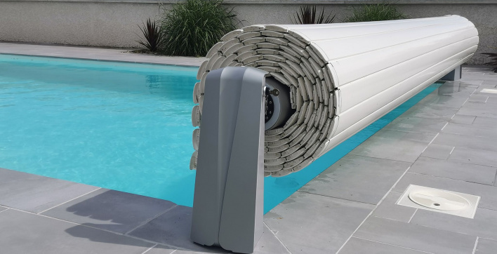 Un poteau de couverture automatique pour piscine signé APF