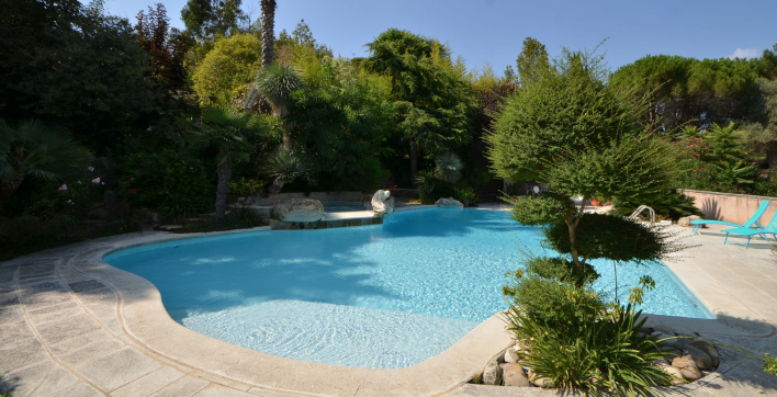 Un exemple d'aménagement autour d'une piscine