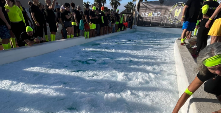 Le record du plus grand nombre de personnes prenant un bain de glace en même temps a été battue