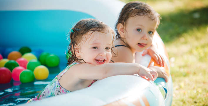 Deux petites filles dans une piscine gonflable