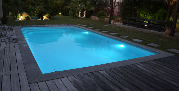 Un projecteur de piscine puissant pour des soirées sans fin !