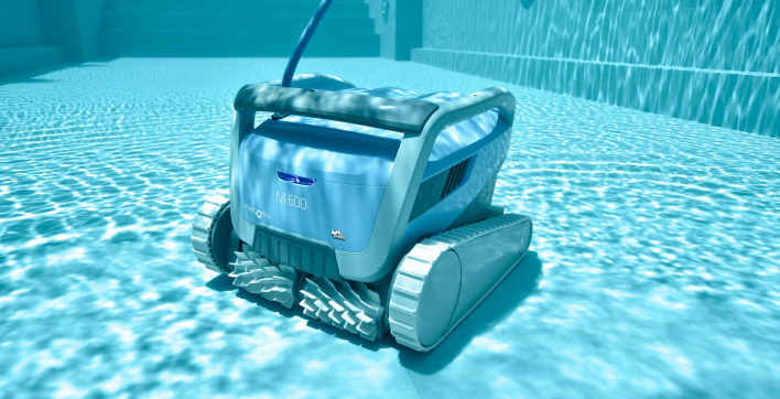 Le nettoyeur de piscine électrique Dolphin M600 signé Maytronics France