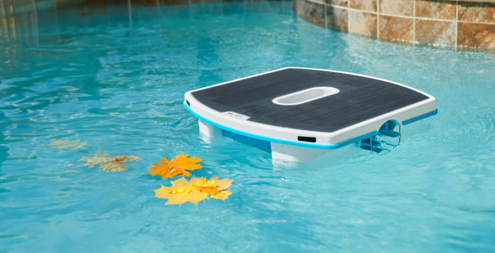 Un nettoyeur de surface de piscine fonctionnant à l'énergie solaire