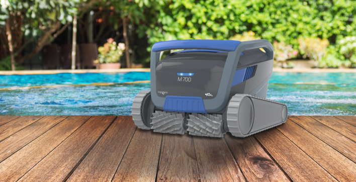 Un robot de piscine mesurant la température de l'eau