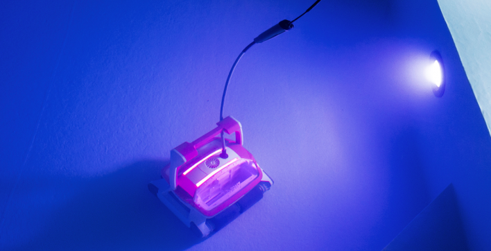 Des robots nettoyeurs de piscine à LEDs signés Aquatron