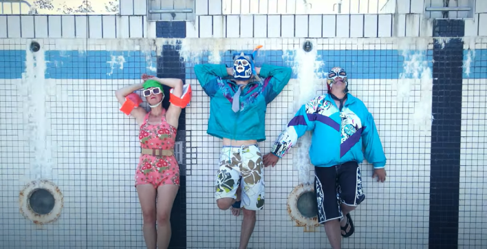 Le clip de Jumping into the pool des Run Ronie Run tourné dans une piscine abandonnée