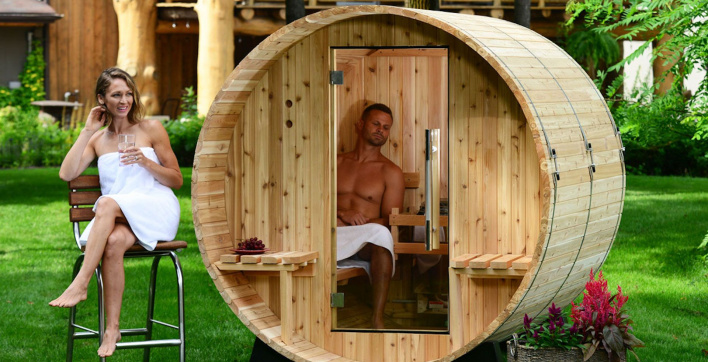 Un sauna d'extérieur en tonneau proposé sur le site de SwimmingPool.eu