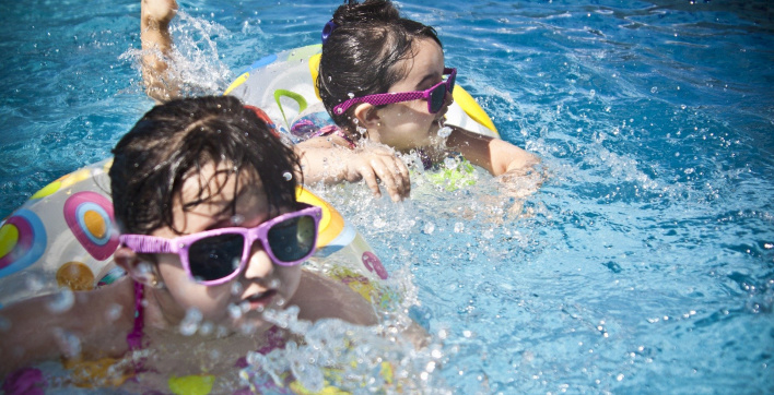 La sécurité des enfants assurée par les abris et couvertures de piscines