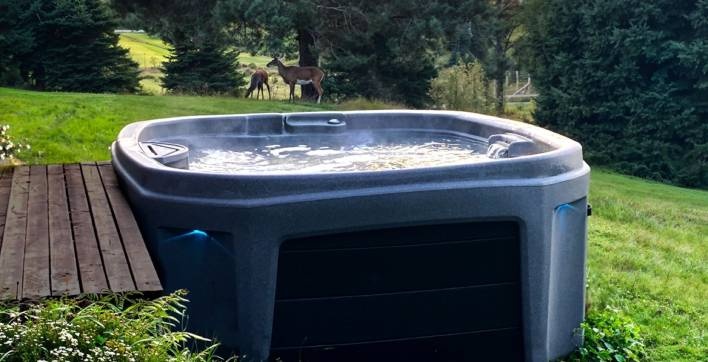 Un spa extérieur appartenant à la nouvelle gamme bien-être d'Aquilus