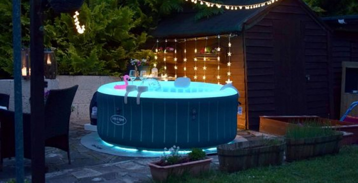 Un spa gonflable installé à l'extérieur