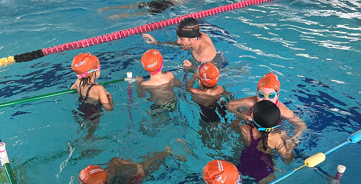 Gary Hunt, champion de plongeon, qui aide des enfants à apprendre à nager