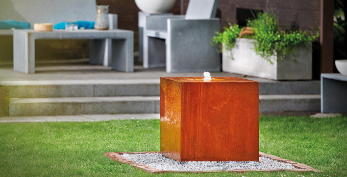 Une table d'eau en forme de cube pour décorer son extérieur