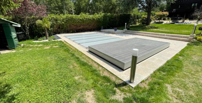 Une terrasse avec une couverture de piscine intégrée imaginée par EC Création