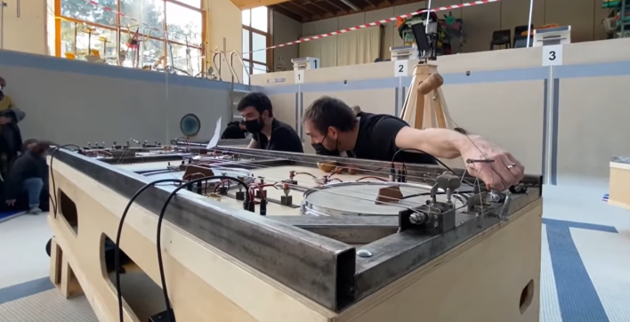 La compagnie l'Atelier de papier a donné un concert dans une piscine vidée