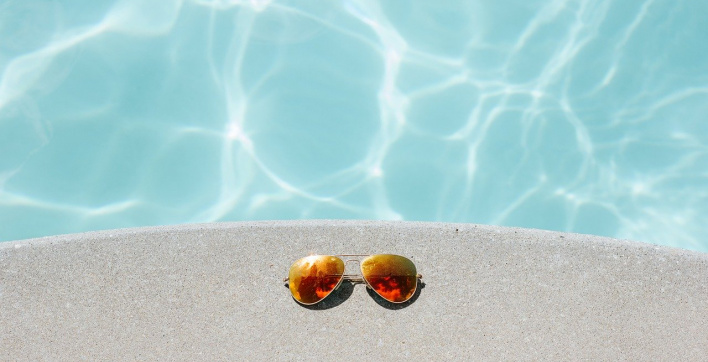 Une eau de piscine propre grâce à Bayrol