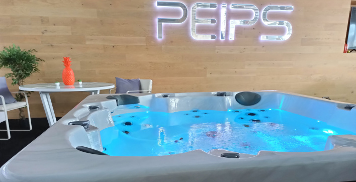 Un grand spa avec couverture de protection et commande à distance