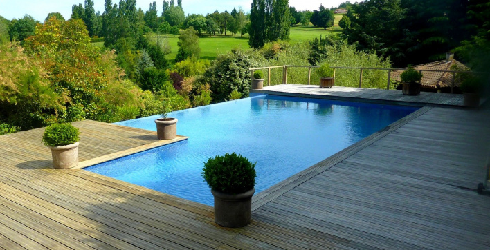 Une structure monobloc avec escalier, parois et fond pour cette piscine à débordement signée UNIBEO