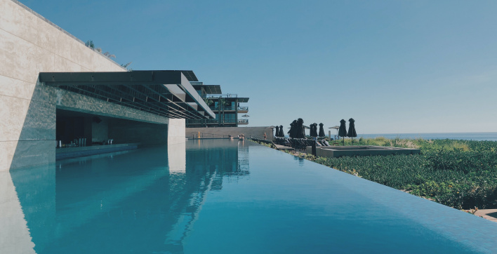 Un exemple de piscine à débordement en hauteur