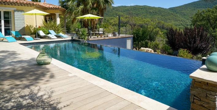 Une piscine à débordement Diffazur Piscines