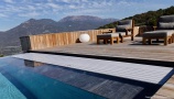 couverture piscine immergée montagne avec terrasse bois