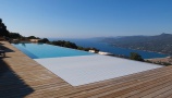 Couverture piscine vue mer avec terrasse et margelles bois