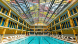 La verrière peinte de la piscine intérieur du complexe Molitor