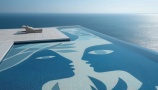 L'art s'invite au fond des piscines : découvrez les créations uniques de l'artiste Koketit pour une personnalisation chic et originale.