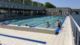 La piscine flottante à ciel ouvert installée directement sur la Seine à Paris 13