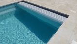 Piscine coque avec volet roulant immergé