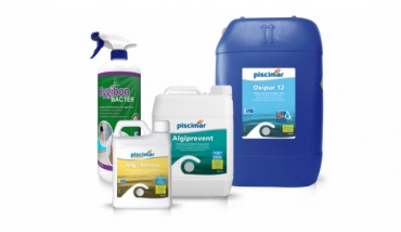 Quatre produits de traitement pour piscine de la marque Piscimar, disposés à côté d'une piscine à l'eau cristalline.