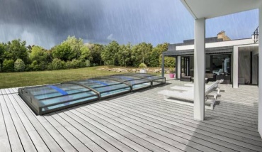 Un abri de piscine avec un collecteur d'eau de pluie intégré