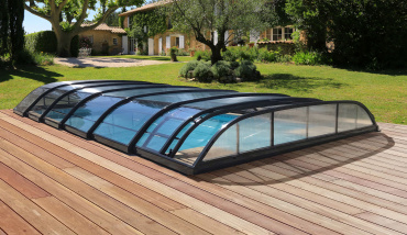Un abri de piscine bas signé Everblue France