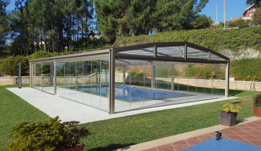 Un abri haut de piscine avec une large ouverture