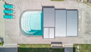 L'abri de piscine télescopique Tx d'Abrisud robuste et durable