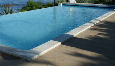 Une piscine à débordement