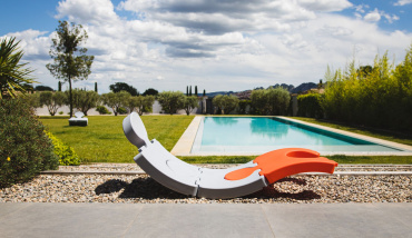 Un bain de soleil pouvant aller dans la piscine
